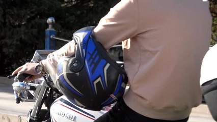 Motosiklet sürücüsü kaskı başına değil koluna taktı