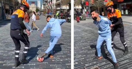 Bruxelles : un policier lance une partie de foot avec un jeune au centre-ville