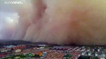 شاهد: عاصفة رملية هائلة تجتاح منطقة سكنية وصناعية في شمال الصين