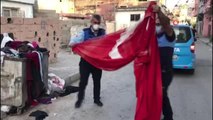 Zabıtadan örnek davranış...Çöpe atılan Türk bayrağını öpüp aldılar