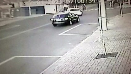 Vídeo: Carros invadem calçada após forte colisão no Bairro Tarumã