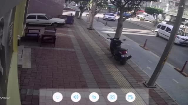 Bir kişinin motosikletiyle köpeğe çarpması sonucu yaralandığı kaza güvenlik kamerasına yansıdı