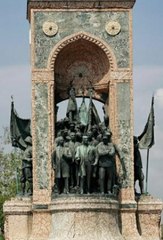 TAKSİM CUMHURİYET ANITI'NDA YILLARDIR FARK EDİLMEYEN AYRINTI