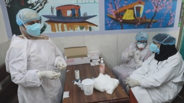 India registra el primer descenso de casos y muertes por covid en varios días