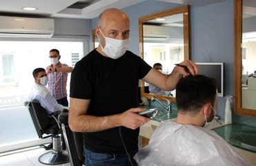 Kısıtlama öncesi berberler yoğun mesai yapıyor