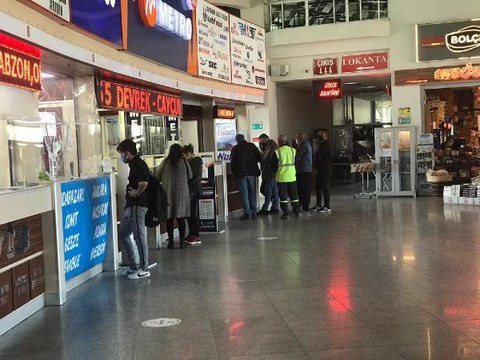 İZİN BELGESİ ALMAK İSTEYENLER VALİLİKTE KUYRUK OLUŞTURDU