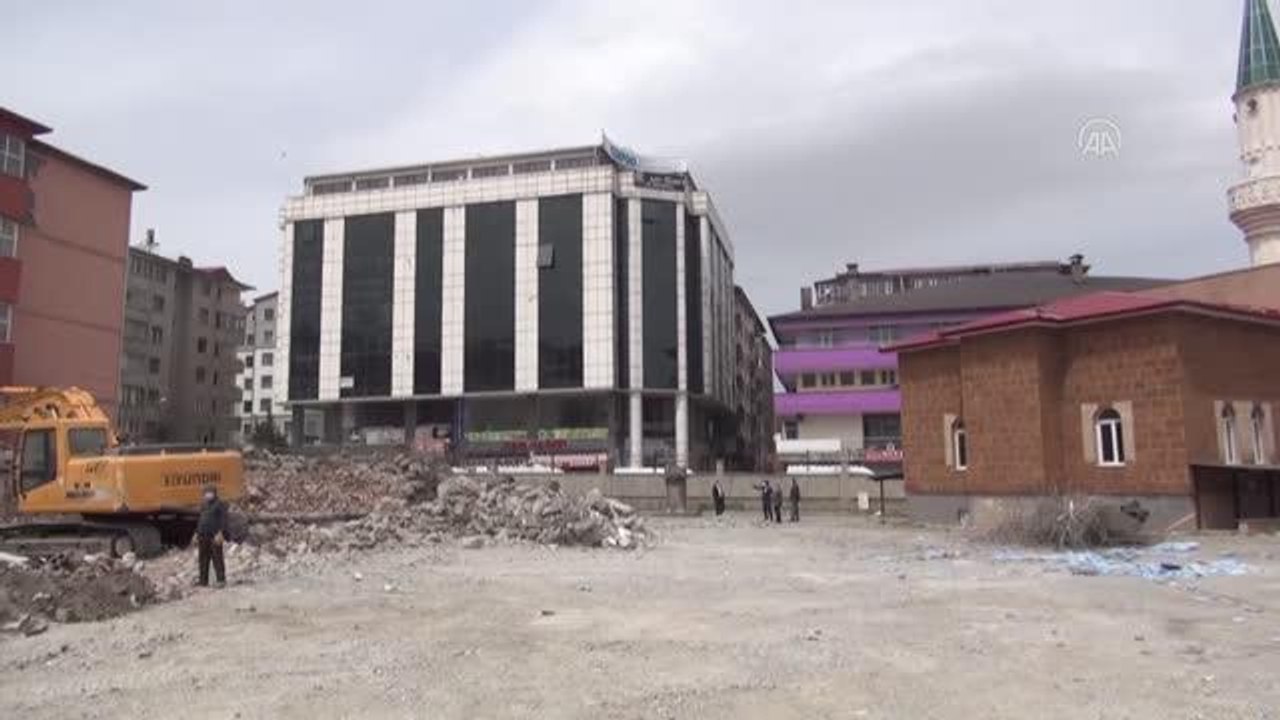 Tatvan'da Sultan Alparslan İmam Hatip Ortaokulu'nun yıkımına başlandı