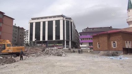 Tatvan'da Sultan Alparslan İmam Hatip Ortaokulu'nun yıkımına başlandı