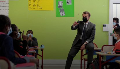 Emmanuel Macron présente une reprise de l'activité "par étapes"