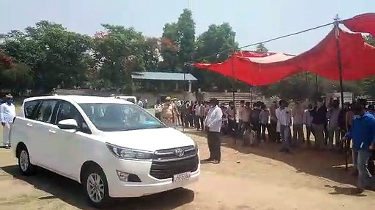 फर्जी मैसेज को पढ़ दर्जनों लोग टेस्ट कराने पहुंचे, सूचना पर विलोबी टेस्ट सेंटर पर डीएम पहुंचे