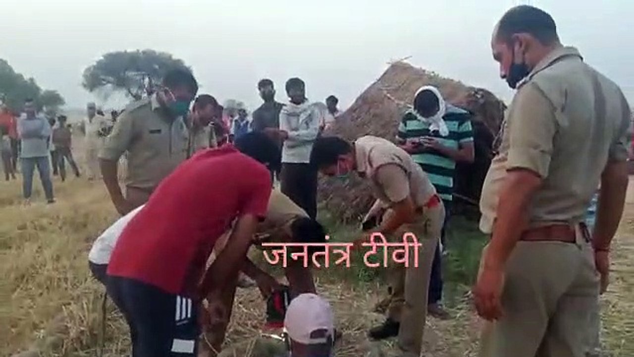 बोरबेल में गिरा 3 साल का मासूम बालक, पुलिस व दमकल कर्मी रेस्क्यू ऑपरेशन में लगे