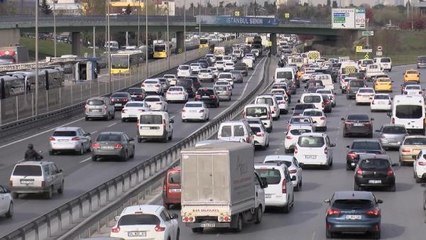 KISITLAMAYA DAKİKALAR KALA İSTANBUL'DA TRAFİK YOĞUNLUĞU YÜZDE 74