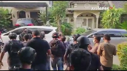 Descargar video: Polisi Temukan Bahan Pembuat Bom di Bekas Kantor Sekretariat FPI Petamburan