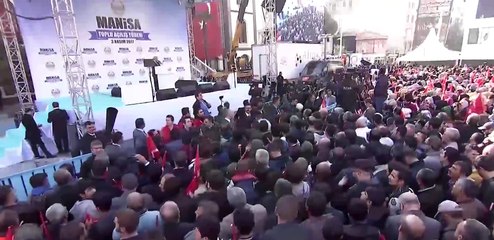 Erdoğan yaşlı adama tesbih hediye etti