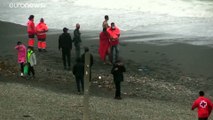 شاهد: مئة مهاجر يصلون سبتة الإسبانية سباحة من شمال المغرب