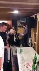 Vizinho farto do barulho de uma despedida de solteiro decidiu acabar com a festa de forma radical...