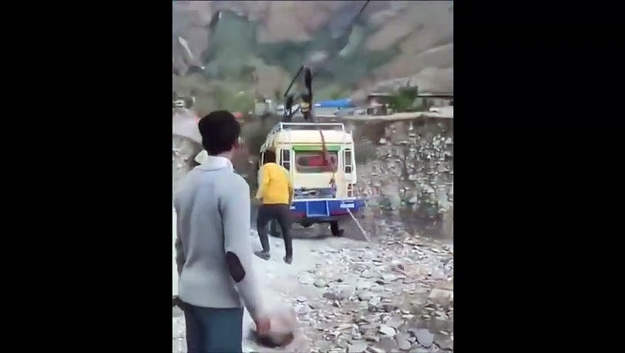 Ses véhicules traversent un gouffre avec... une tyrolienne