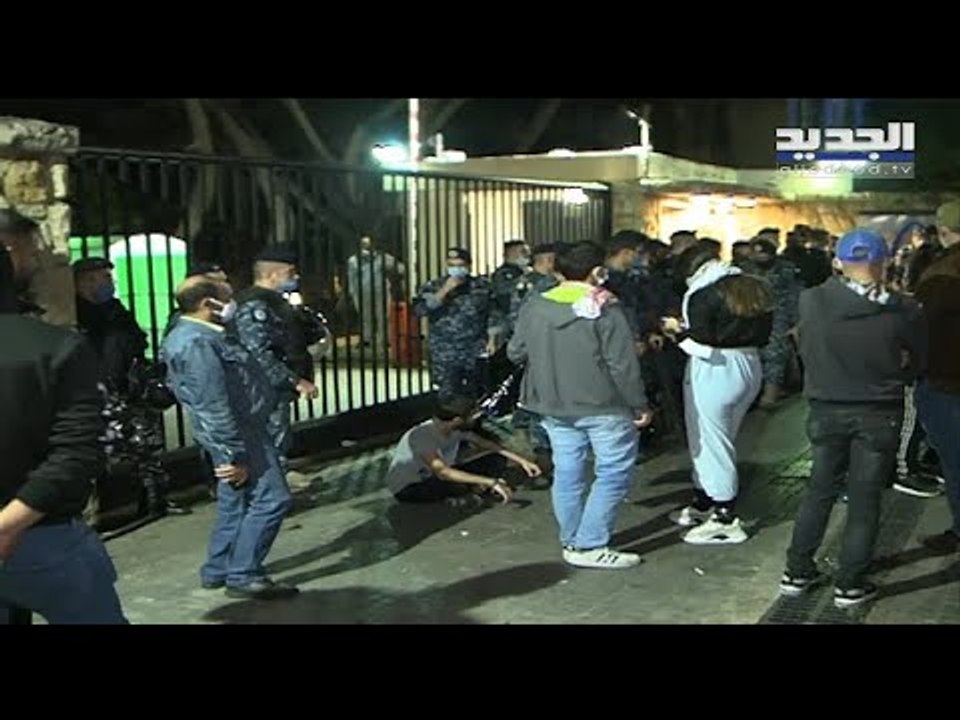 مجموعات من ثوار 17 تشرين تحاصر حاكم مصرف لبنان...