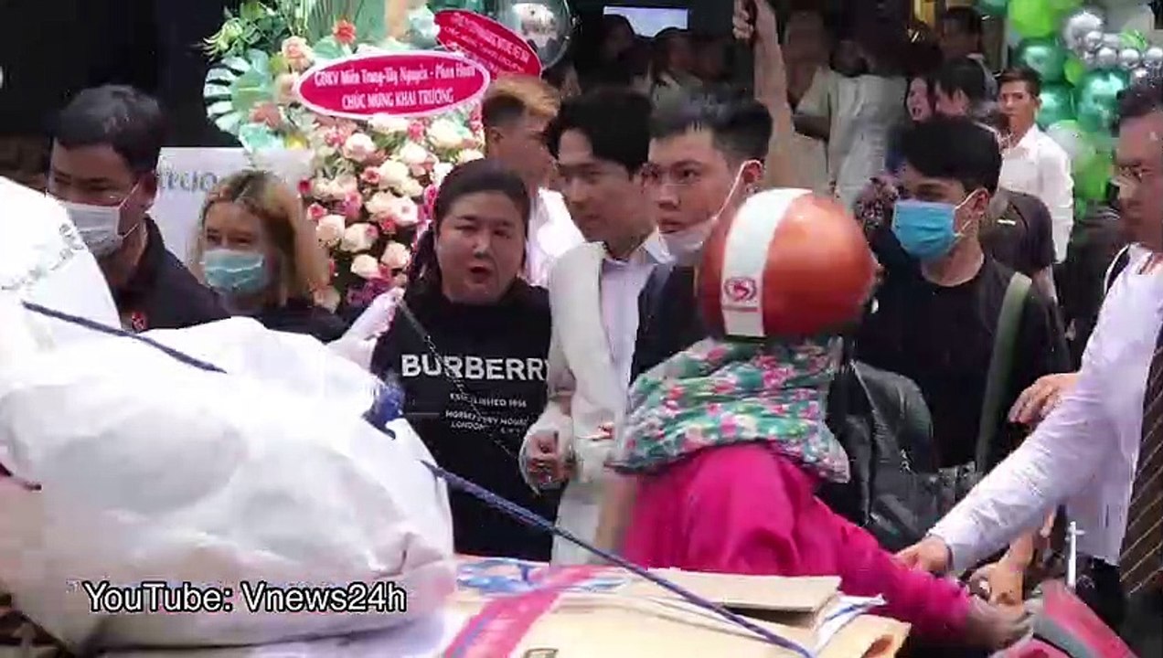 Trấn Thành tươi rói, cúi đầu lia lịa cảm ơn fan: Người khen tử tế, kẻ chê “giả trân”