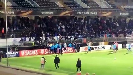 Patrice Evra kendi taraftarını tekmeledi
