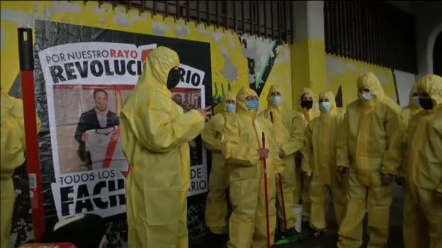 Protesta de aficionados del Rayo contra la presencia de Abascal y Monasterio en el palco