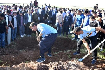 Sulama kanalında boğularak can veren 3 çocuk ağıtlar eşliğinde yan yana defnedildi