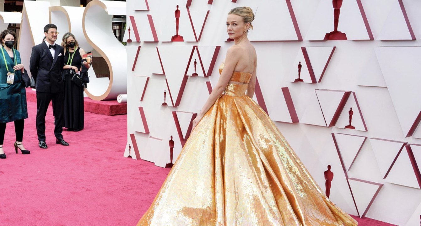 Carey Mulligan Wore a Gold Crop Top With a Princess Skirt to the 2021 Oscars