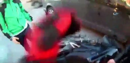 Motosiklet sinyal vermeyen minibüsün altında kaldı