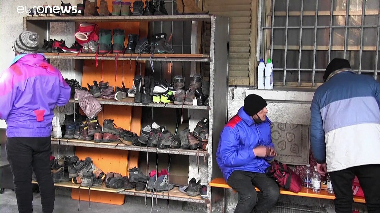 Migranten kraxeln über die Alpen