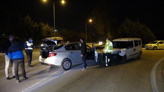 Kısıtlamada uyuşturucu partisi polis aracına çarpınca bitti