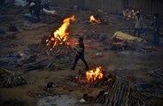 - Hindistan'da koronadan ölenler toplu olarak boş arazilerde yakılmaya devam ediyor