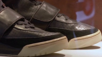 힙합 스타가 신었던 나이키 헌 운동화 "20억 원 낙찰" / YTN