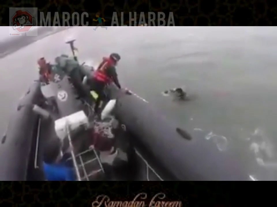 لحضة إنقاذ مهاجرين من الغرق  مغاربة من طرف خفر سواحل اسبانية. وشكر خاص من القلب على هذا الموقف الشهم من طرفهم