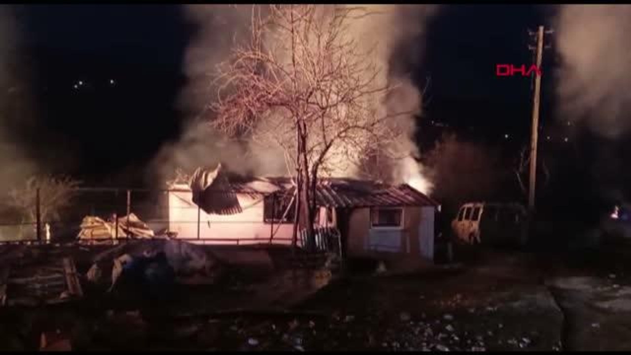 Son dakika haberleri | YENİDEN-Kastamonu'da 3 köy evi ile 1 otomobil yandı; 2 ölü, 1 yaralı - Pınarbaşı Belediye Başkanı Şenol Yaşar'ın açıklaması ve aktüel görüntüler