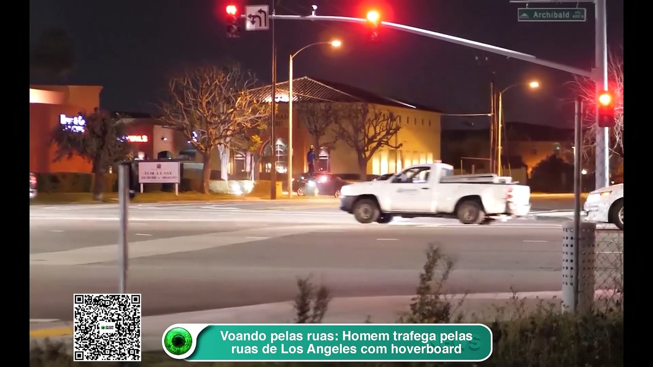 Voando pelas ruas- Homem trafega pelas ruas de Los Angeles com hoverboard