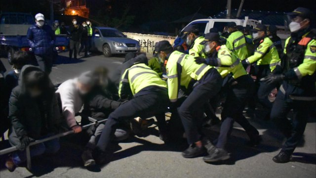 성주 사드 기지에 공사 장비 반입...주민·경찰 충돌 / YTN