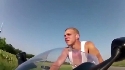 İşte motorla 295 km hız yapan sürücüye rüzgarın etkisi
