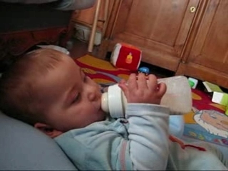 Clément boit son biberon tout seul