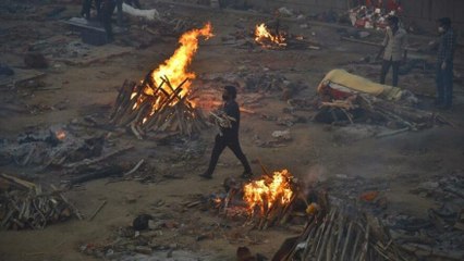 Hindistan’da koronadan ölenler toplu olarak boş arazilerde yakılmaya devam ediyor