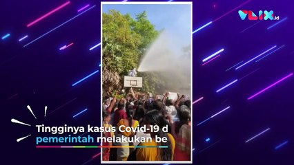 Penyemprotan Disinfektan, Warga India Kumpul di Lapangan