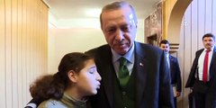 Görme engelli kızın şiiri Cumhurbaşkanı Erdoğan'ı duygulandırdı