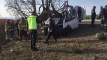 KIRIKKALE - Kamyonet ağaca çarptı: 1 ölü, 1'i bebek 2 yaralı
