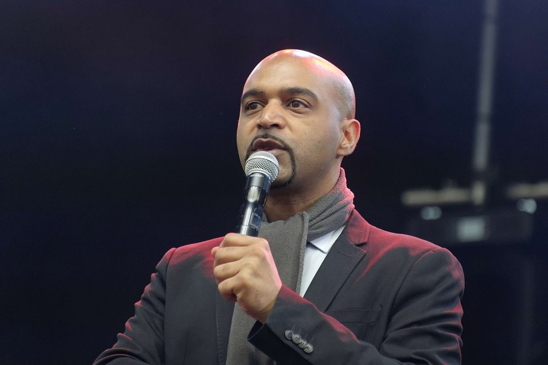 Tribune de généraux dans Valeurs actuelles : SOS Racisme saisit la justice et alerte le gouvernement