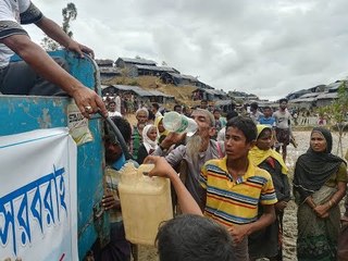 রোহিঙ্গা নয়, মানুষের পাশে দাঁড়িয়েছে মানুষ । People are standing beside people, not Rohingya