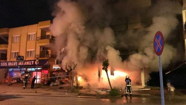 Eczanede çıkan yangın mahalleyi savaş alanına çevirdi