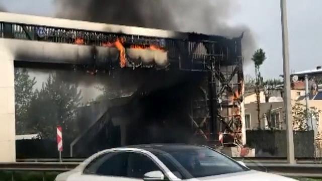 Bursa'da korku dolu anlar...Üst geçit alev alev yandı