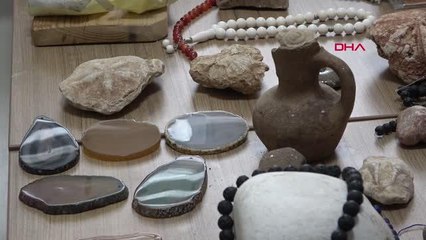 BİTLİS TAŞ VE FOSİL KOLEKSİYONUNU ÇALIŞMA ODASINDA SERGİLİYOR