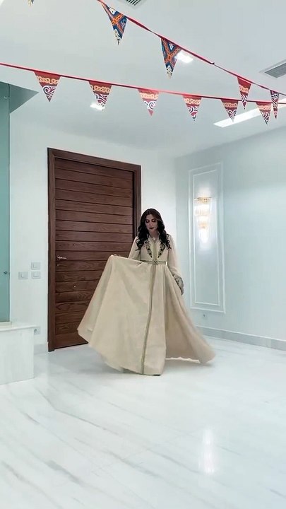 شاهد.. فيديو مثير للفنانة نسرين طافش والجمهور: ما هذا القفطان