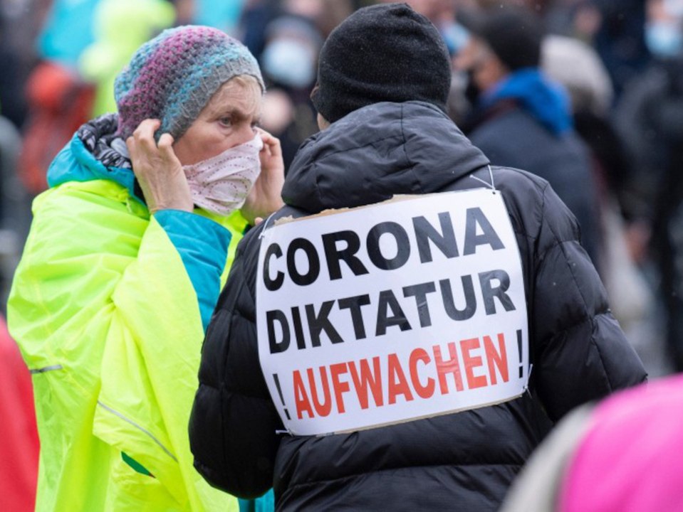 'Wir schauen genau hin' - Verfassungsschutz beobachtet 'Querdenker'