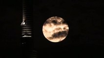 القمر الوردي العملاق يضيء السماء في دبي ولندن